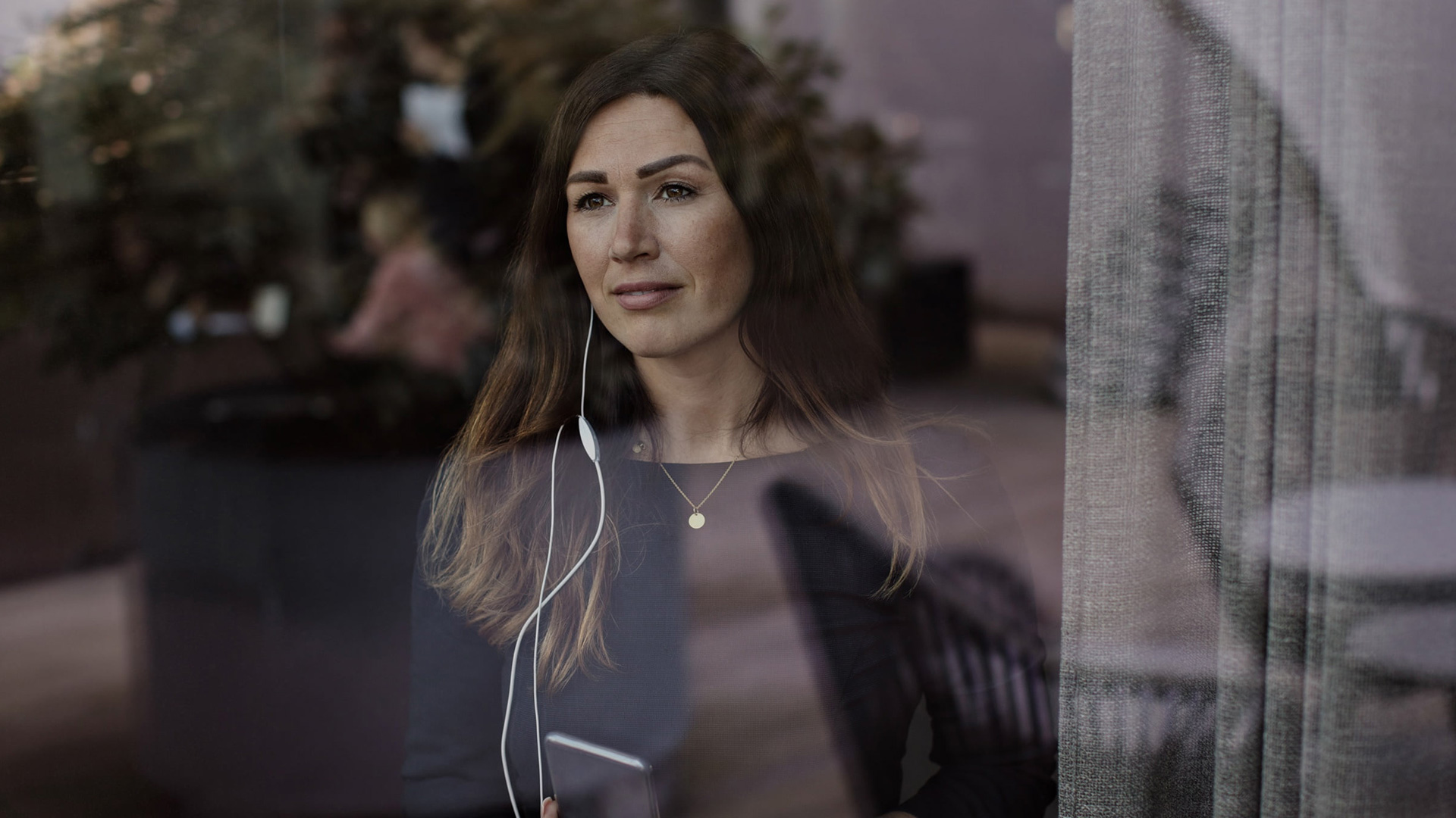 Donna con cuffie e telefono